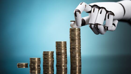 Robo-Advisor helfen dabei, Geld in Wertpapiere anzulegen: Roboterhand stapelt Münzen vor blauem Hintergrund.