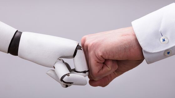 Robo-Advisor ergänzen den Menschen gut: Roboterfaust und Menschenfaust treffen sich in der Mitte des Bilds als Geste der Teamarbeit.